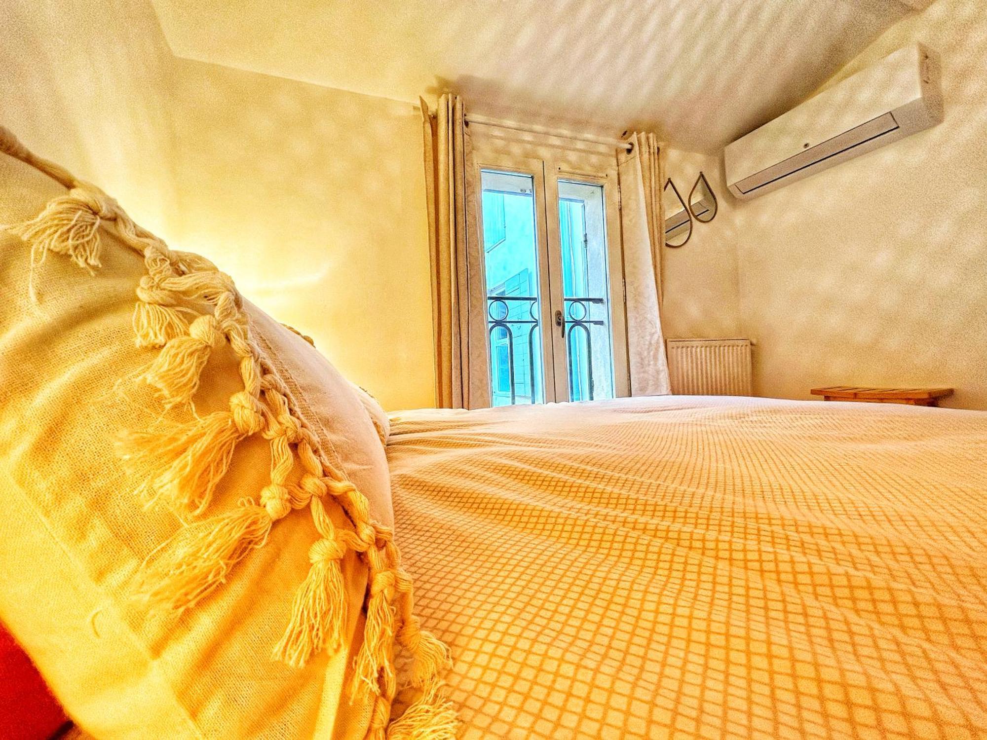 Terracotta Tranquility Apartment อาร์ลส์ ภายนอก รูปภาพ